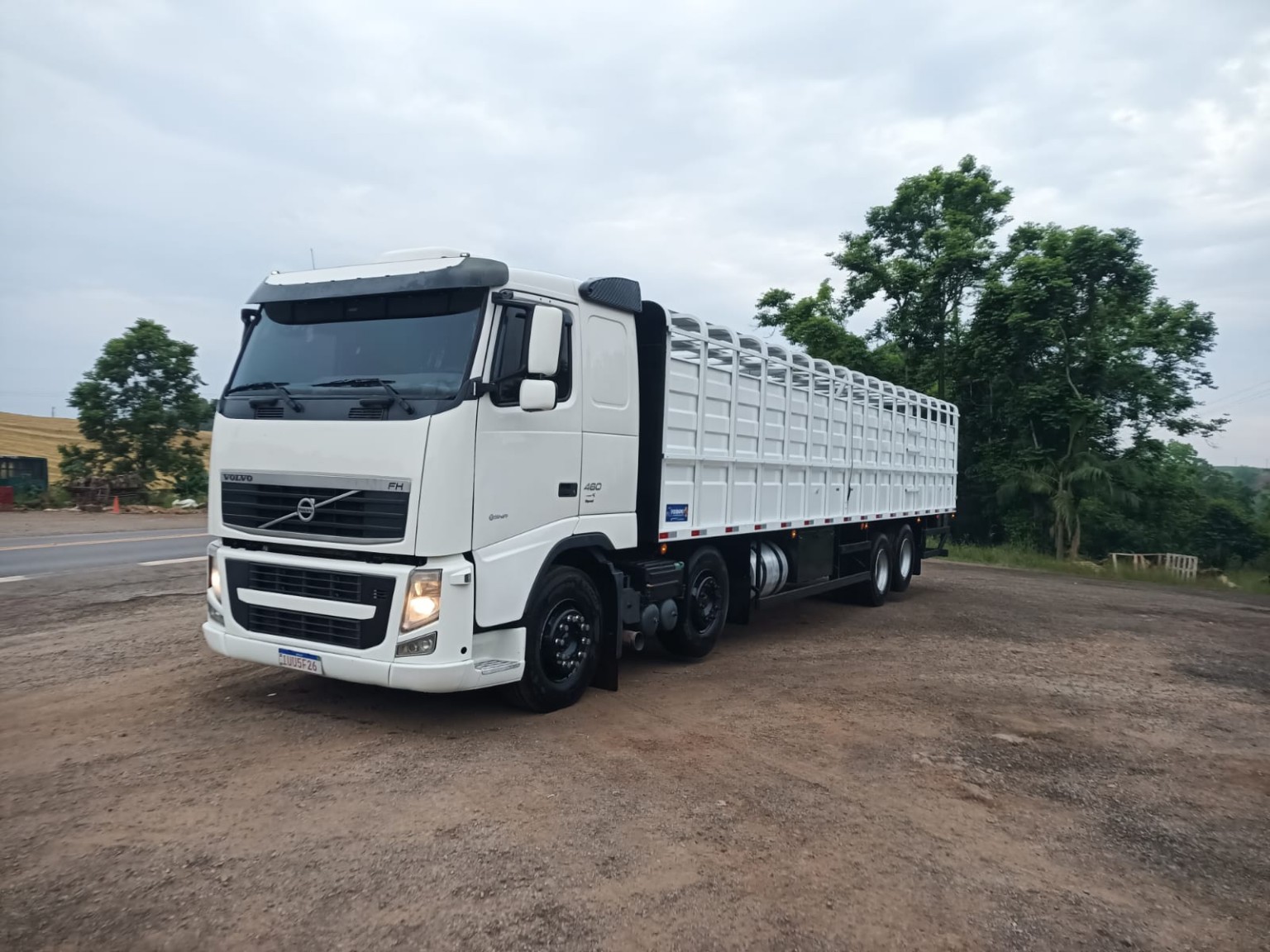 Carroceria boiadeira branca RODOBARNEY
