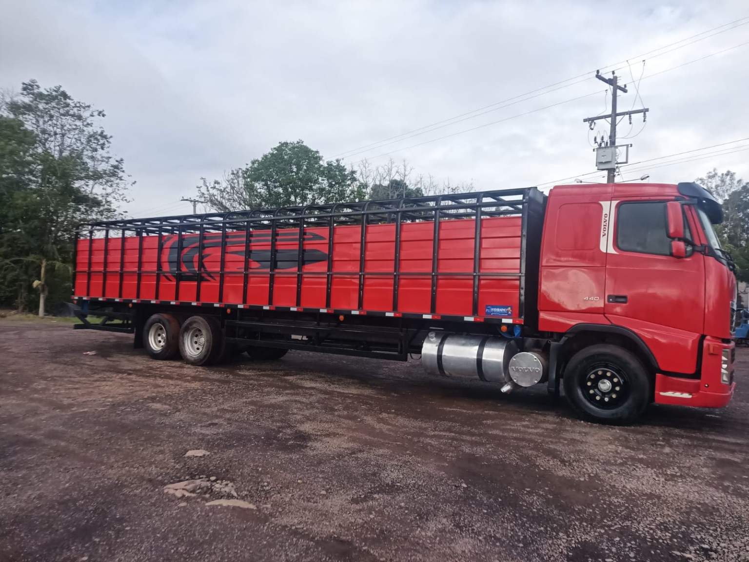 Carroceria boiadeira vermelha RODOBARNEY